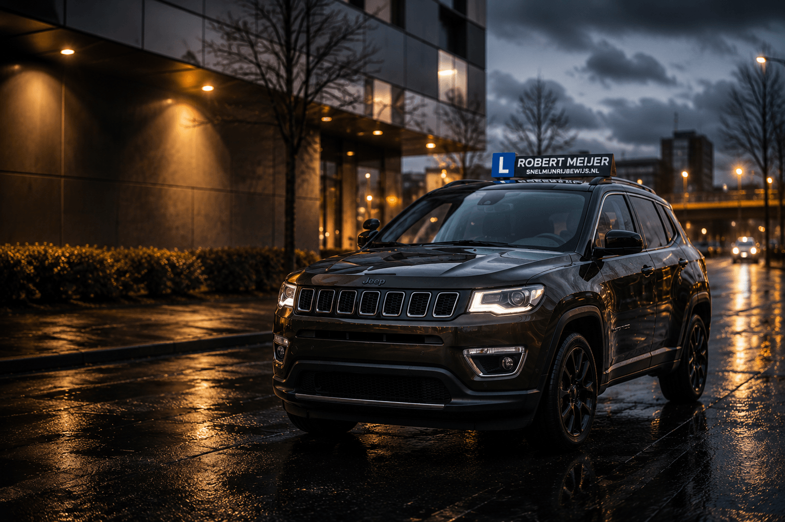 Jeep Compass lesauto Rijschool Robert Meijer | dakbord Robert Meijer, nat asfalt bij schemering